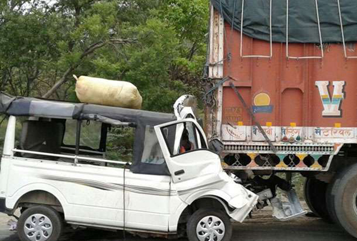 ट्रक में पीछे हादसे का शिकार बनी टाटा मैजिक