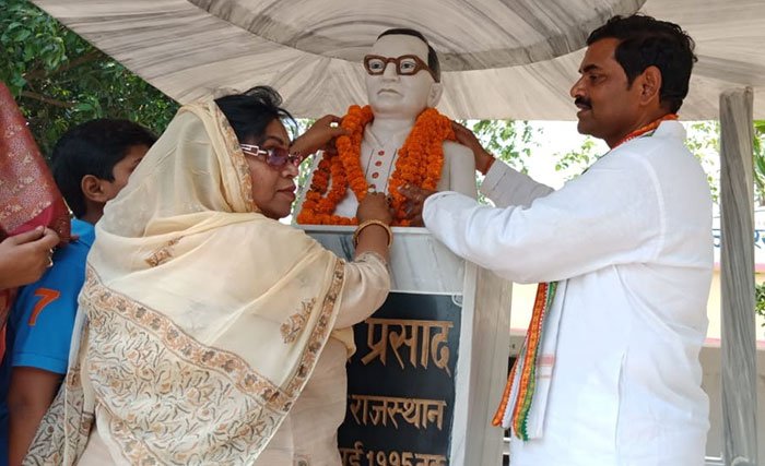 स्व. सुखदेव प्रसाद की प्रतिमा पर माल्यार्पण