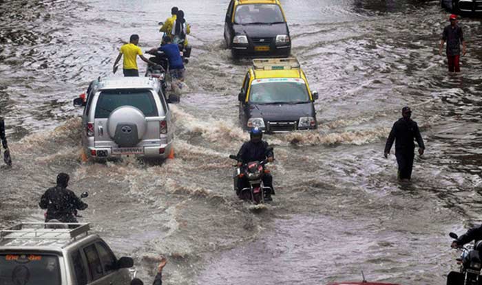 Heavy rain lashed Mumbai city causing water-logging