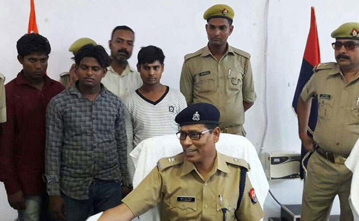 पुलिस की गिरफ्त में जालसाज 