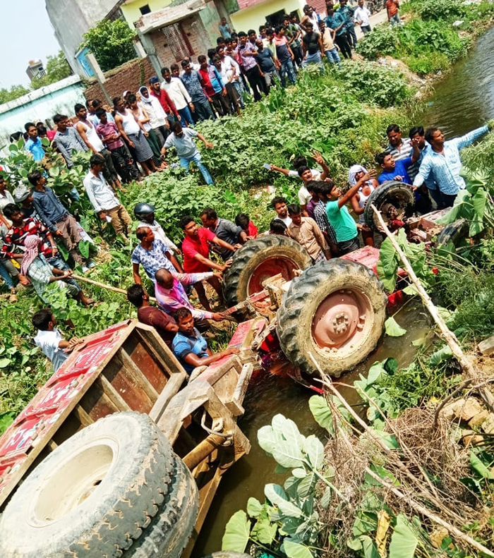 नहर में गिरा ट्रैक्टर-ट्राली