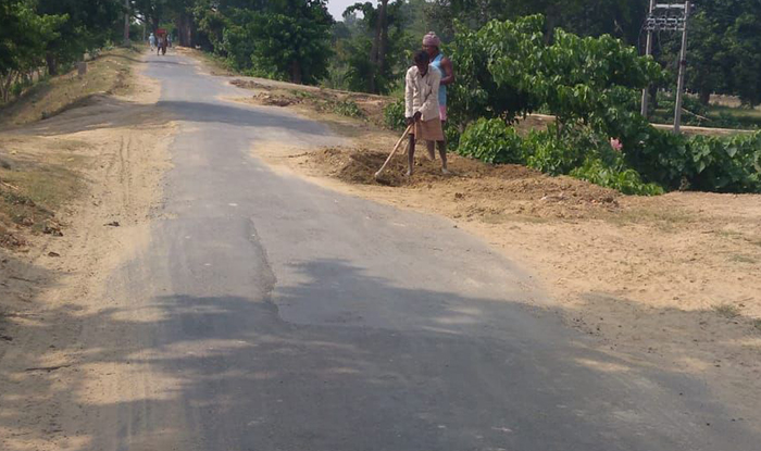 मौके कार्य करते मजदूर