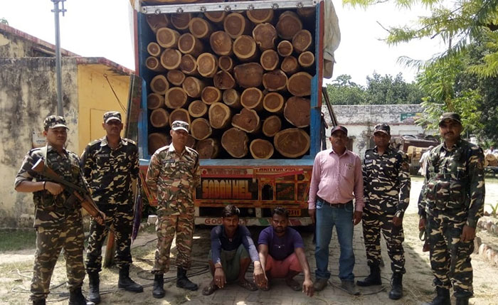 ट्रक और गिरफ्तार वन तस्करों के साथ एसएसबी के जवान