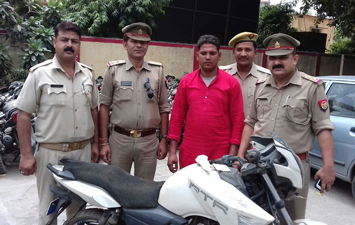 पुलिस की गिरफ्त में आरोपी