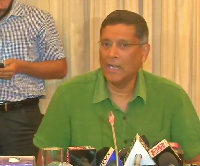 Chief Economic Advisor Arvind Subramanian addressing a press conference  