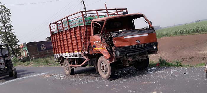 इसी ट्रक से टकराई बस