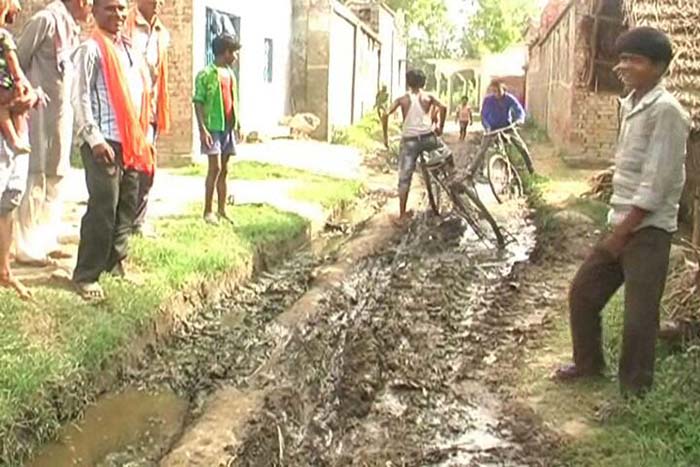 गांव को जोड़ने वाले संपर्क मार्ग की दुर्दशा 