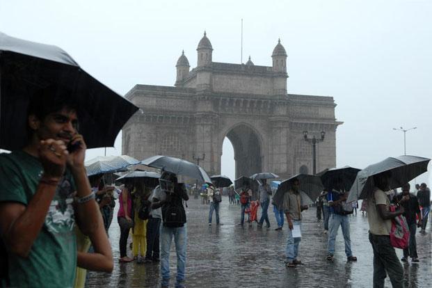 Moderate rainfall lashes  Mumbai 