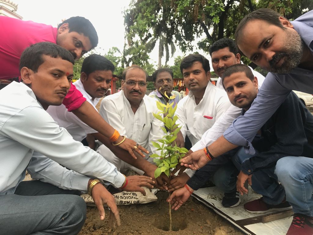 दुर्गा मंदिर में पौधारोपड़ करते सुशील टिबड़ेवाल 