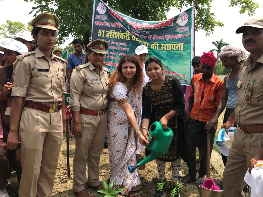 स्कूली बच्चों के साथ पौधे लगातीं आकांक्षा समिति की अध्यक्ष रागिनी उपाध्याय