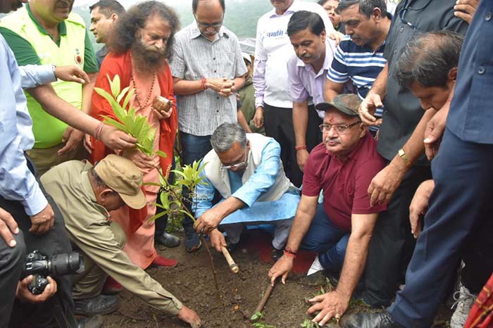 पौधारोपण करते सीएम टीएस रावत 