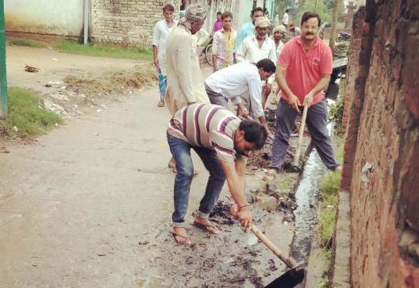 श्रमदान करते प्रधान व ग्रामीण