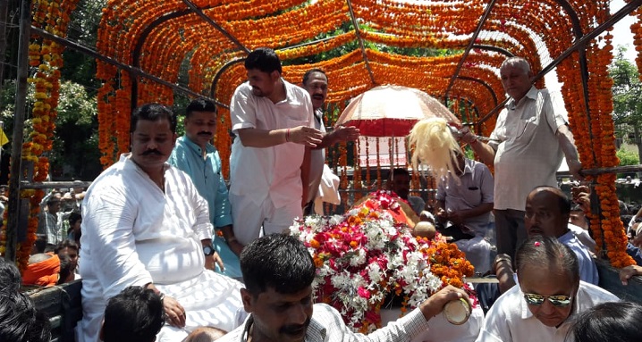 नगर भ्रमण के साथ शुरू हुई अंतिम यात्रा