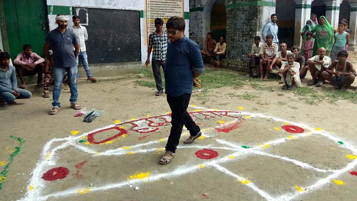 ग्रामीणों को जानकारी देते ग्राम पंचायत सचिव 