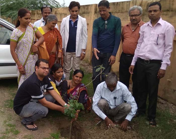 वृक्षारोपण करती डॉक्टरों की टीम