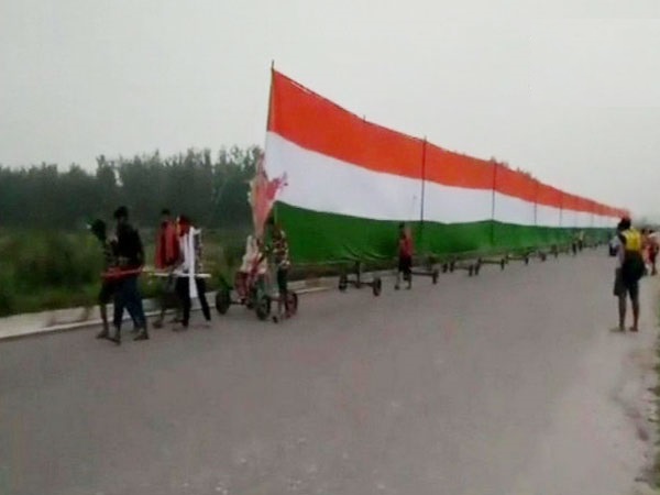 The pilgrims carrying 61-feet long tricolour on Kanwar Yatra