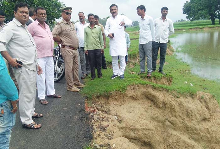 स्थिति का जायजा लेते विधायक डॉ सतीश द्विवेदी 