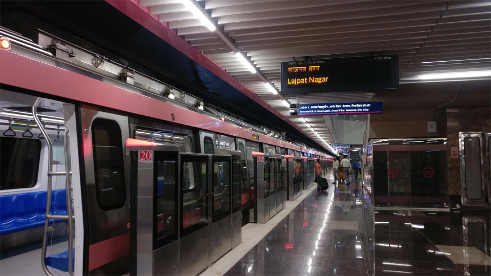 A view of the pink line metro