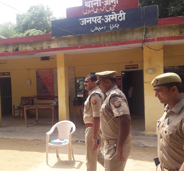 थाने का औचक निरीक्षण करते पुलिस अधीक्षक 