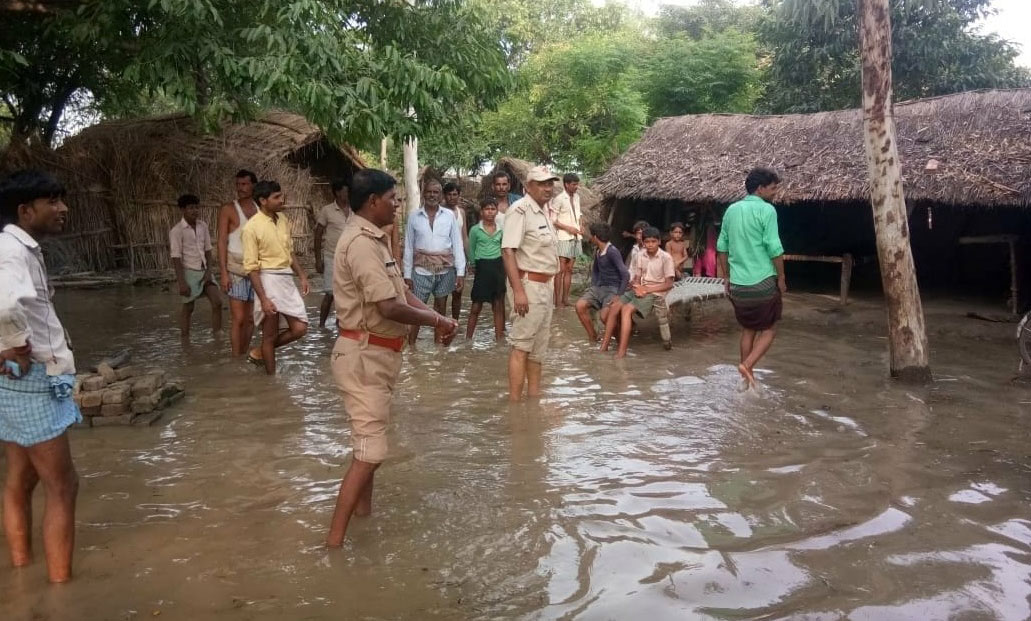 राहत और बचाव कार्यों में जुटी पुलिस टीम 