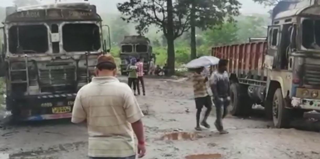 Naxals set five truck on fire