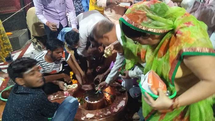 तांबेश्वर सिद्ध पीठ  में पूजा करते शिव भक्त