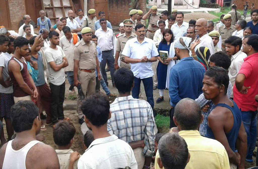 ग्रामीणों से बातचीत करते डीएम आंजनेय कुमार सिंह