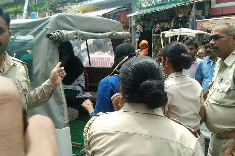 सेक्स रैकेट में शामिल युवतियों गिरफ्तार करती पुलिस