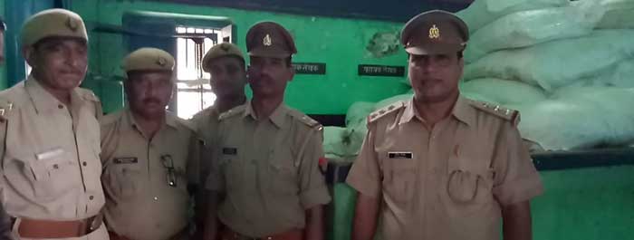 काली मिर्च बरामद करने वाली पुलिस टीम