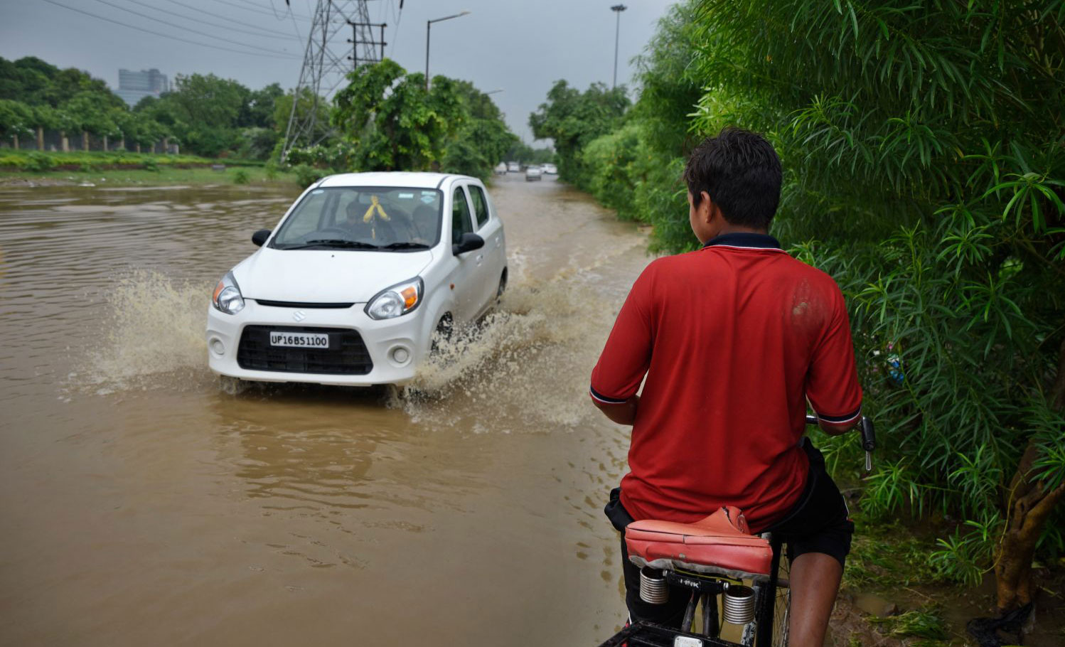 यूपी में कई सड़कें भी जलमग्न