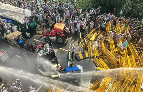 मांगों को लेकर दिल्ली-यूपी बॉर्डर पर प्रदर्शन करते किसान