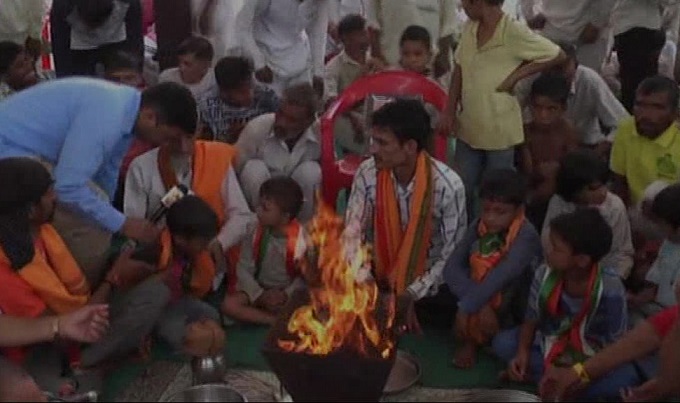 धर्म परिवर्तन के लिये मंदिर में पूजा करते परिवार के लोग