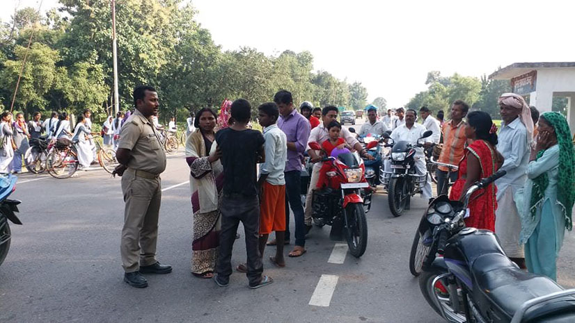 बच्चों के साथ गोरखपुर-सौनौली राष्ट्रीय राजमार्ग पर प्रदर्शन करती महिला