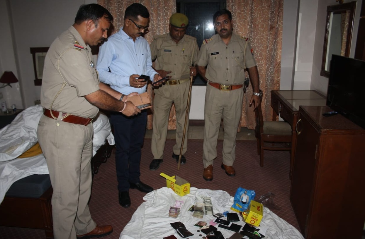 होटल में छापेमारी करती पुलिस टीम