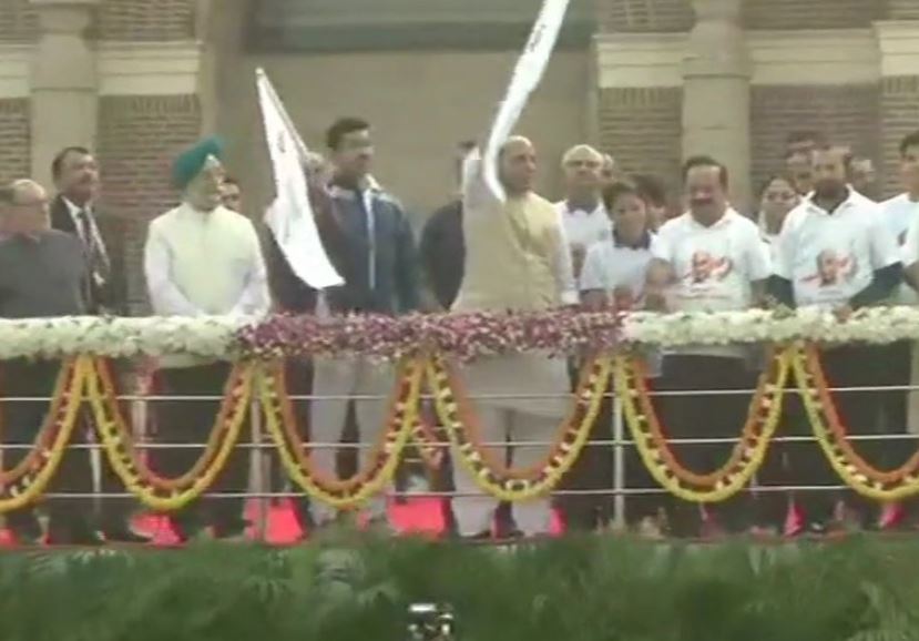 Home Minister Rajnath Singh  and Union Minister of Youth Affairs and Sports Rajyavardhan Rathore  flagging off the 'Run for Unity'