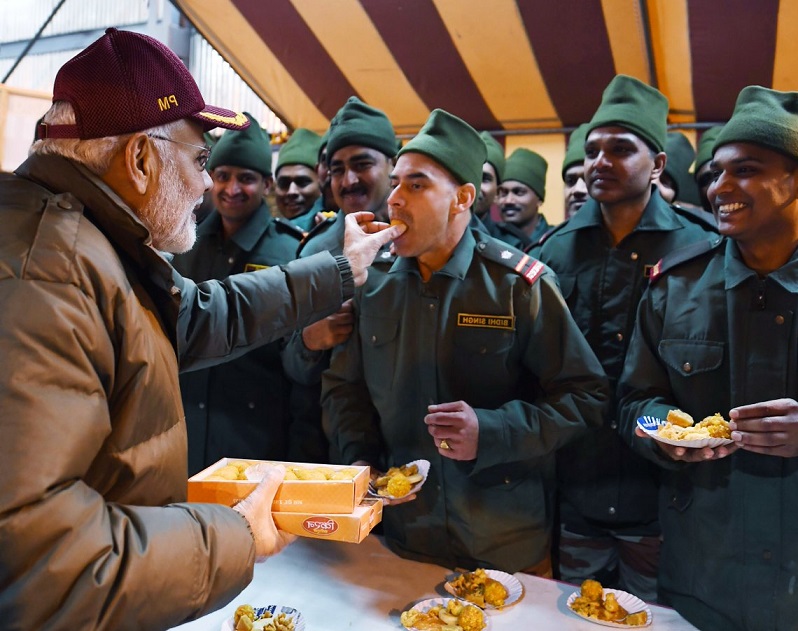 जवानों को मिठाई खिलाते पीएम मोदी