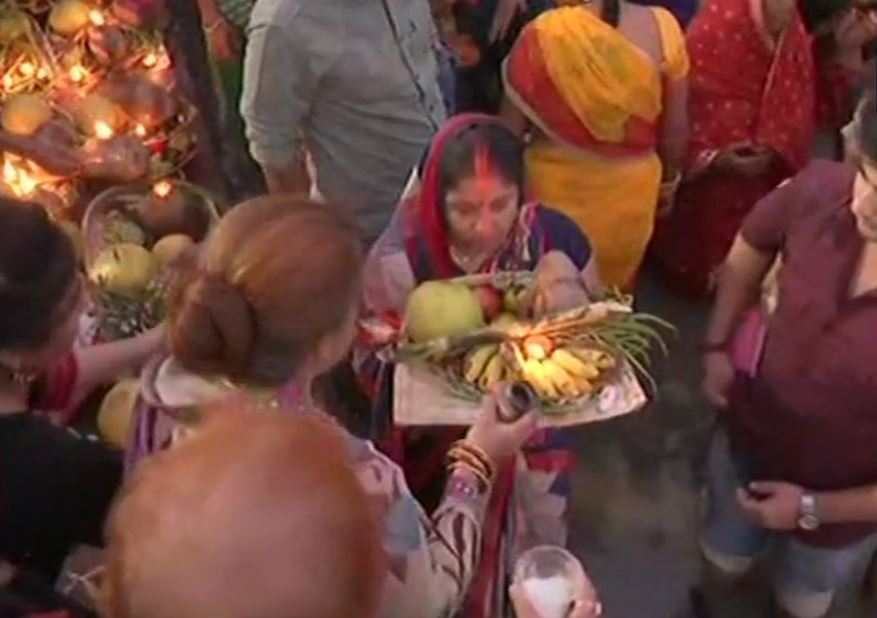 Devotees offer 'arghya' to the rising sun at Patna College Ghat on ChhathPuja