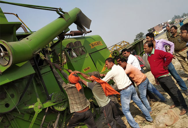 कंबाइन मशीन की चपेट में आये ग्राम प्रधान