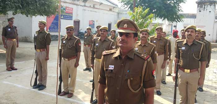 झंडे को सलामी देते पुलिस अधिकारी व पुविृ