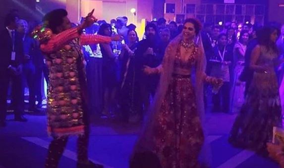 Deepika Padukone and Ranveer Singh dancing in their Mumbai bash