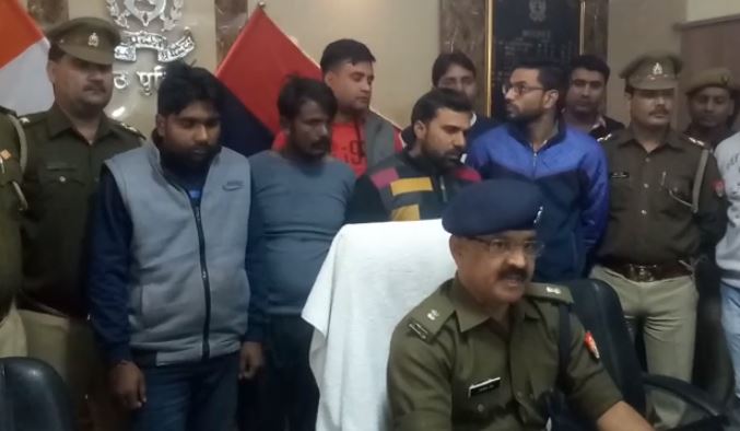 पुलिस की गिरफ्त में आरोपी