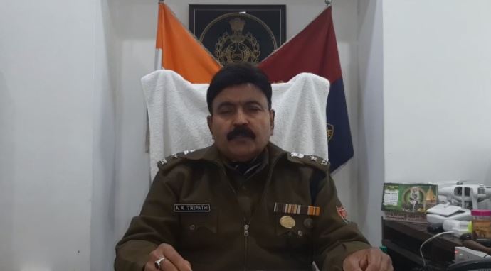 घटना की जानकारी देते पुलिस अधिकारी