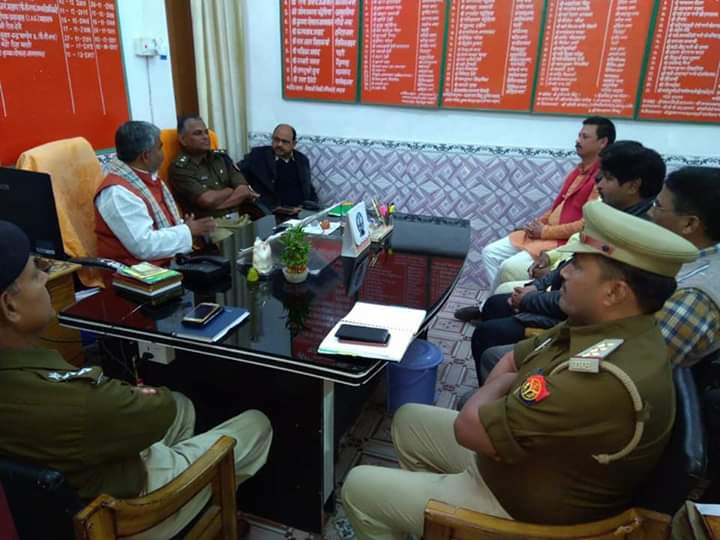 पुलिस अधिकारियों के साथ में बैठक करते चेयरमैन कृष्णगोपाल जायसवाल