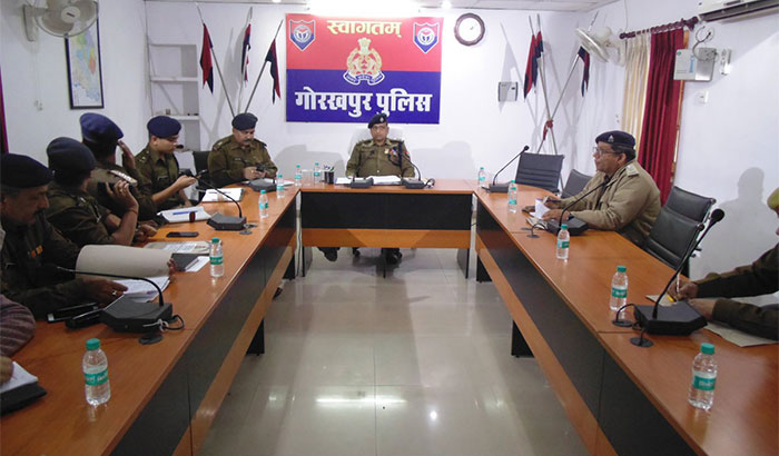 अधिकारियों को निर्देश देते वरिष्ठ पुलिस अधीक्षक