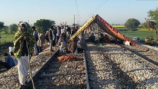 शुक्रवार से पटरी पर बैठे हैं आंदोलनकारी