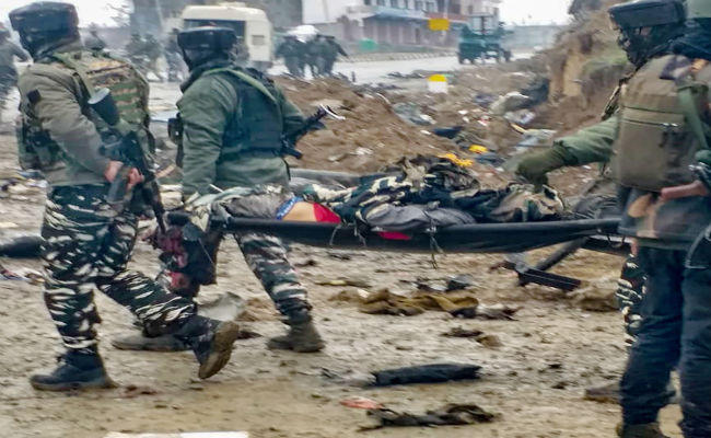 कश्मीर में CRPF काफिले को आतंकियों ने उड़ाया