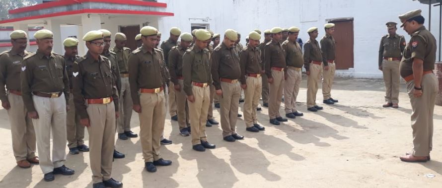 शहीदों को श्रद्धांजलि देते महराजगंज के पुलिस