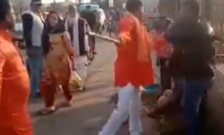 Goons assault Kashmiri street vendors