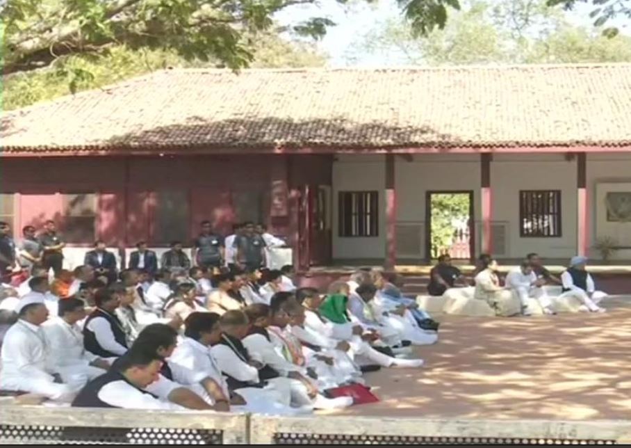 Rahul Gandhi, Sonia Gandhi and Priyanka Gandhi Vadra attend prayer meet on anniversary of 'Dandi March' at Sabarmati Ashram