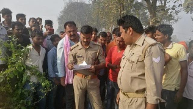 युवक की लाश मिलने पर जांच पड़ताल करती पुलिस।